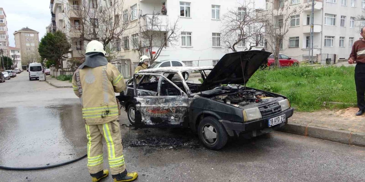Kartal’da park halindeki araç alevlere teslim oldu