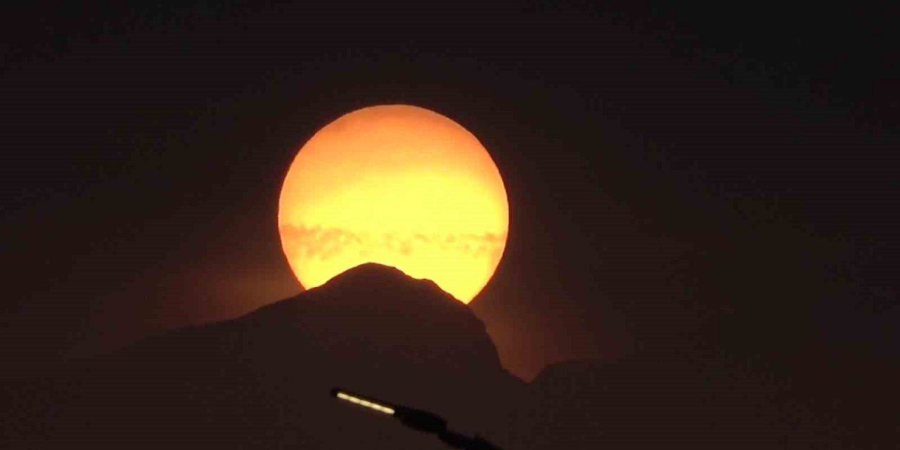 Yüksekova’da gün batımı güzelliğiyle mest etti