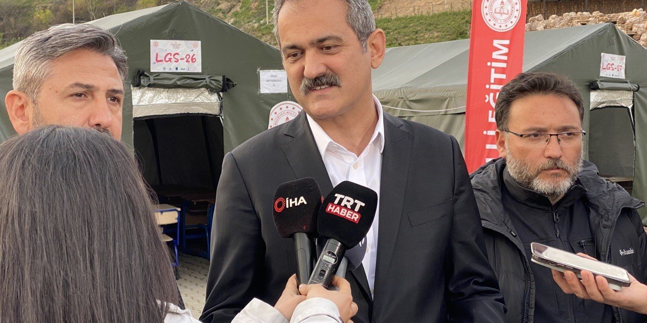 Milli Eğitim Bakanı Mahmut Özer, çadır sınıflarda incelemelerde bulundu