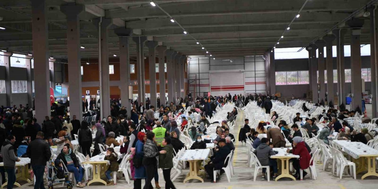 Lapseki Belediyesi 4 bin kişilik iftar verdi