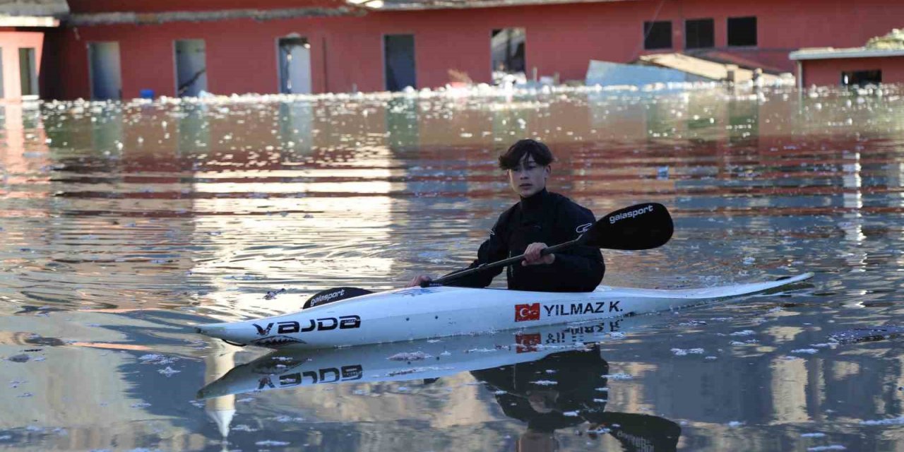 Çocukken dolaşıp gezdikleri, koşup oynadıkları cadde ve sokaklarda bu kez kürek çektiler