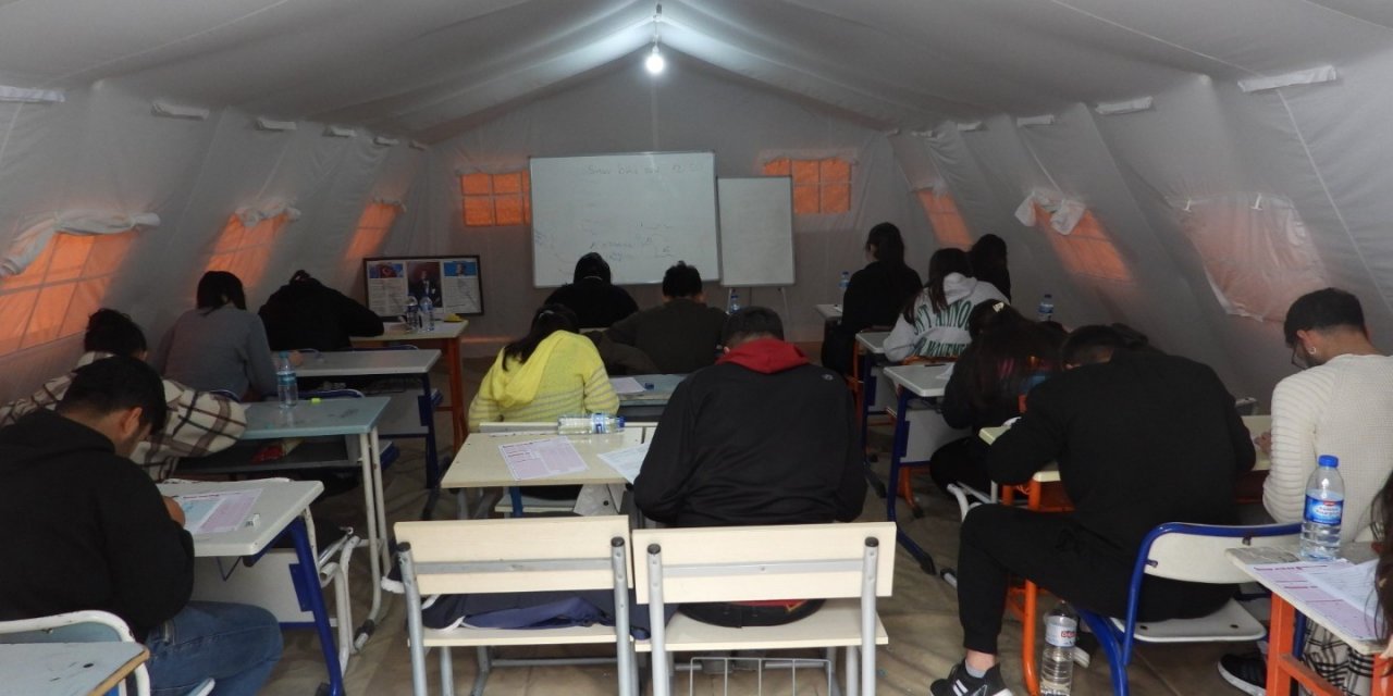 Gönüllü öğretmenler, çadır sınıflarda öğrencileri sınava hazırlıyor