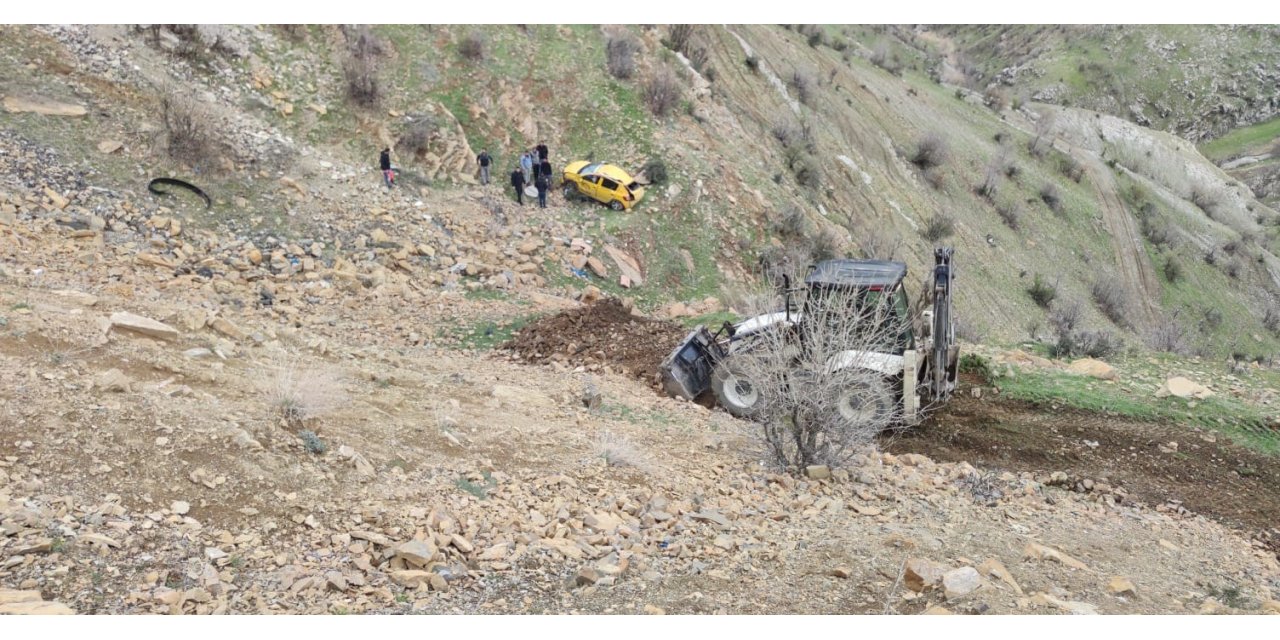 Şırnak’ta ticari taksi şarampole yuvarlandı: 1 yaralı
