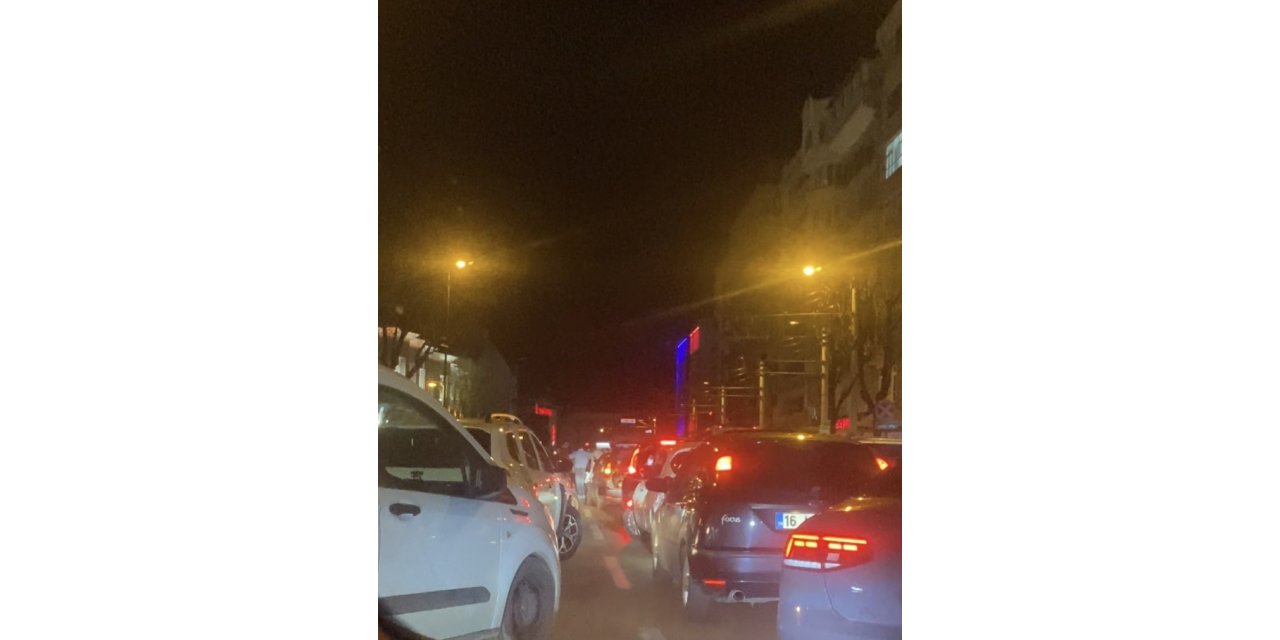 Asker konvoyu trafiği durma noktasına getirdi