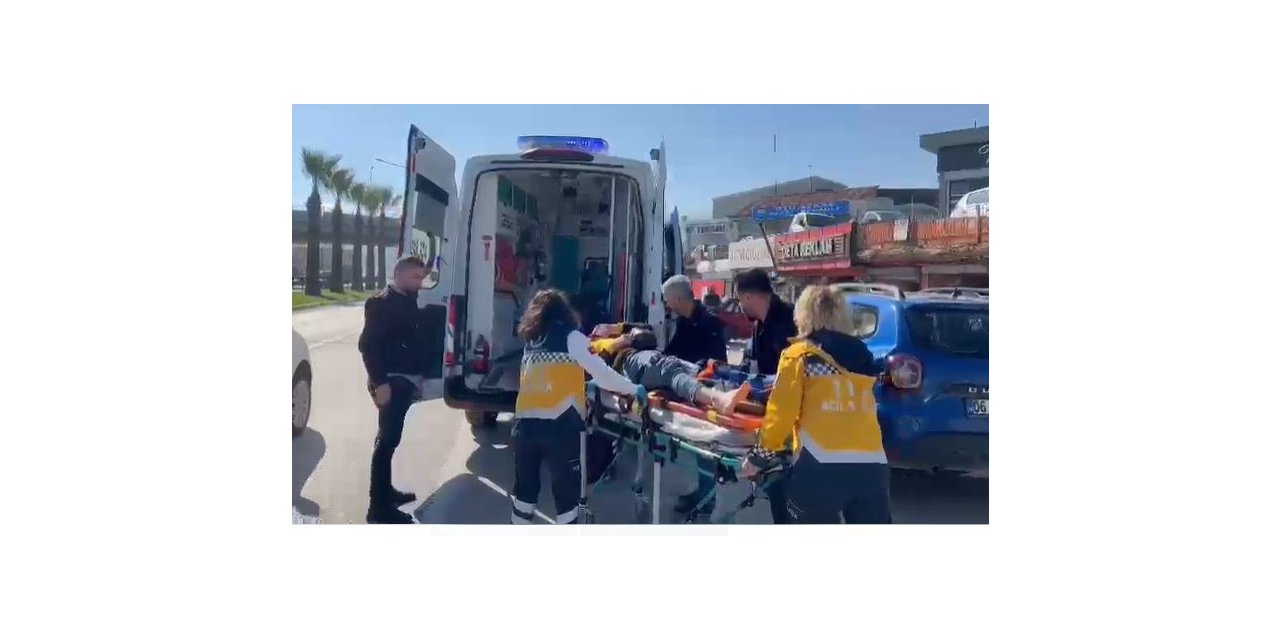 Otomobille çarpışan motosikletli kurye yaralandı