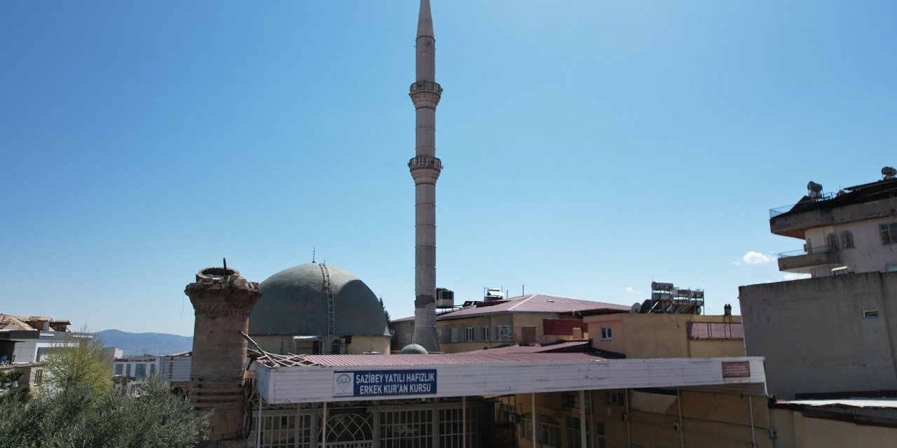 18. yüzyılda yapılan caminin taş minaresi yıkıldı, beton minaresi ayakta kaldı