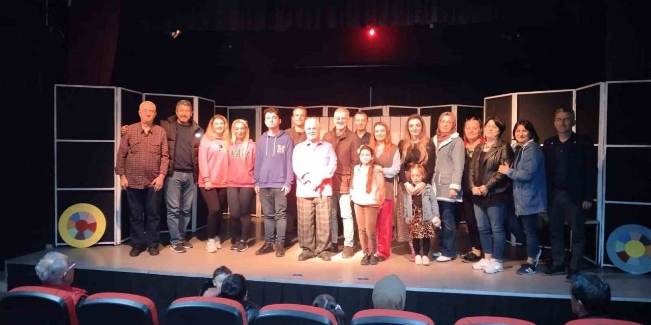 Depremzedelere moral tiyatrosu