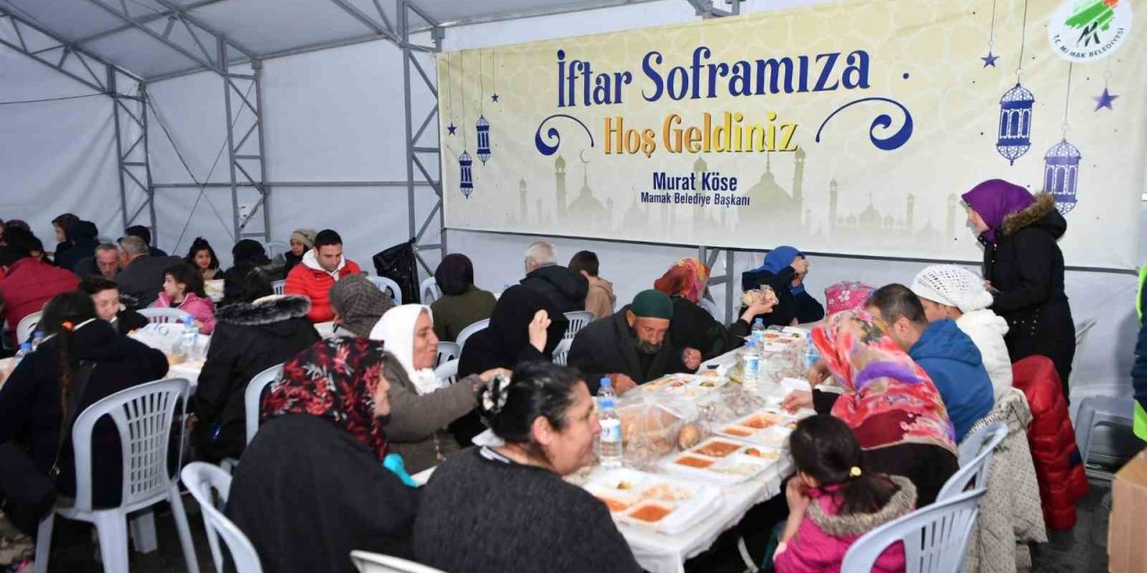 Mamak Belediye Başkanı Murat Köse, iftar çadırında yemek dağıttı