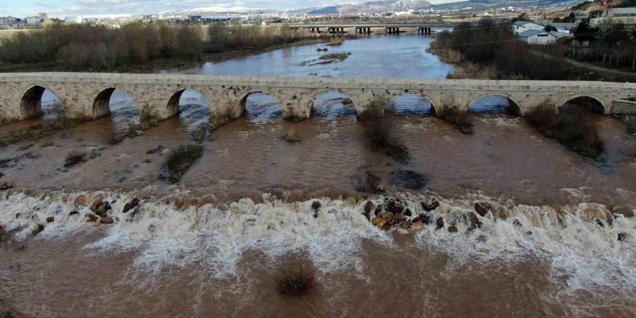 Kızılırmak mevsim yağışlarıyla coştu