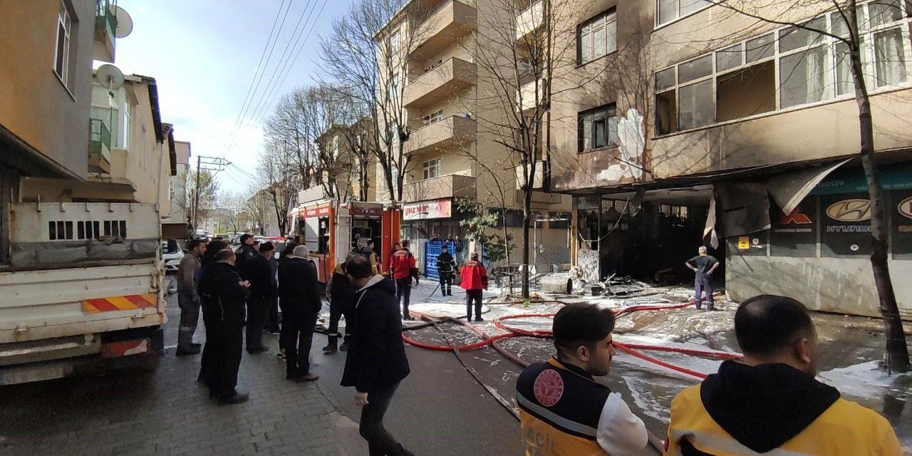 Oto tamir dükkanı alevlere teslim oldu, yangın binaya da sıçradı