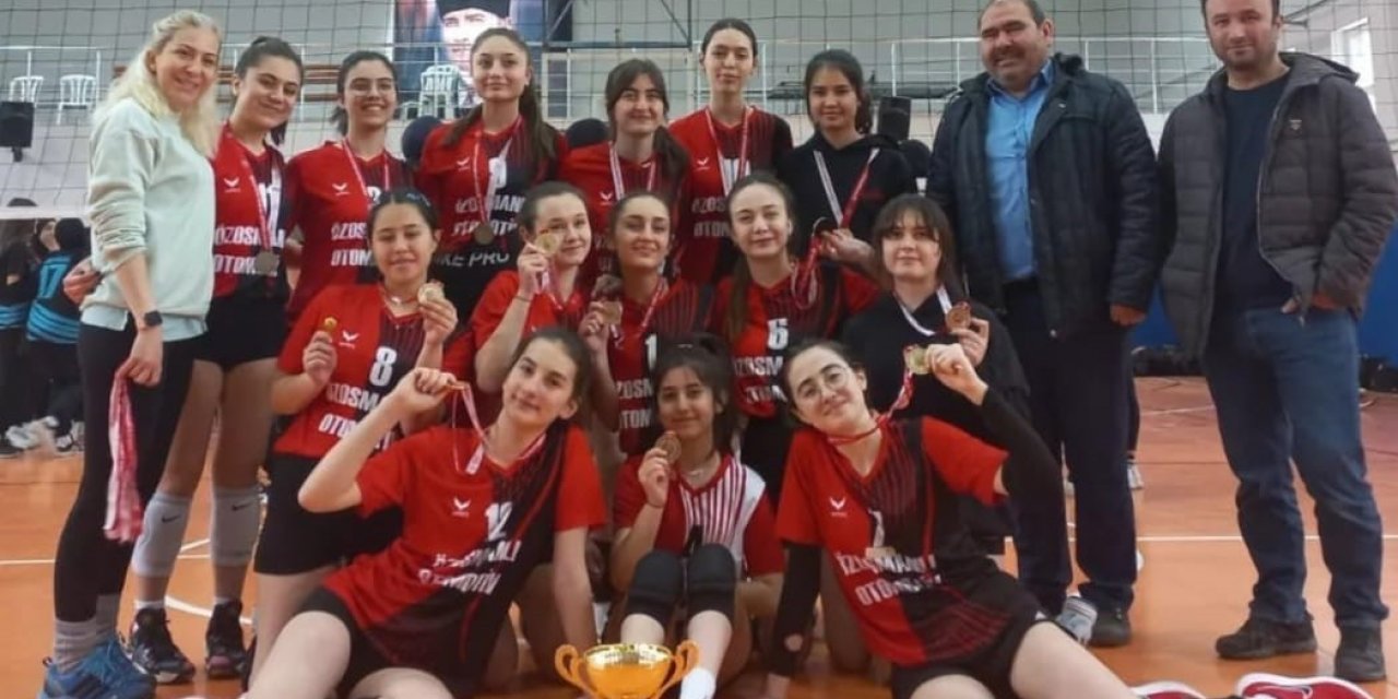 Kütahya Necip Fazıl Kısakürek Anadolu Lisesi Voleybol B Kız Takımı il birincisi