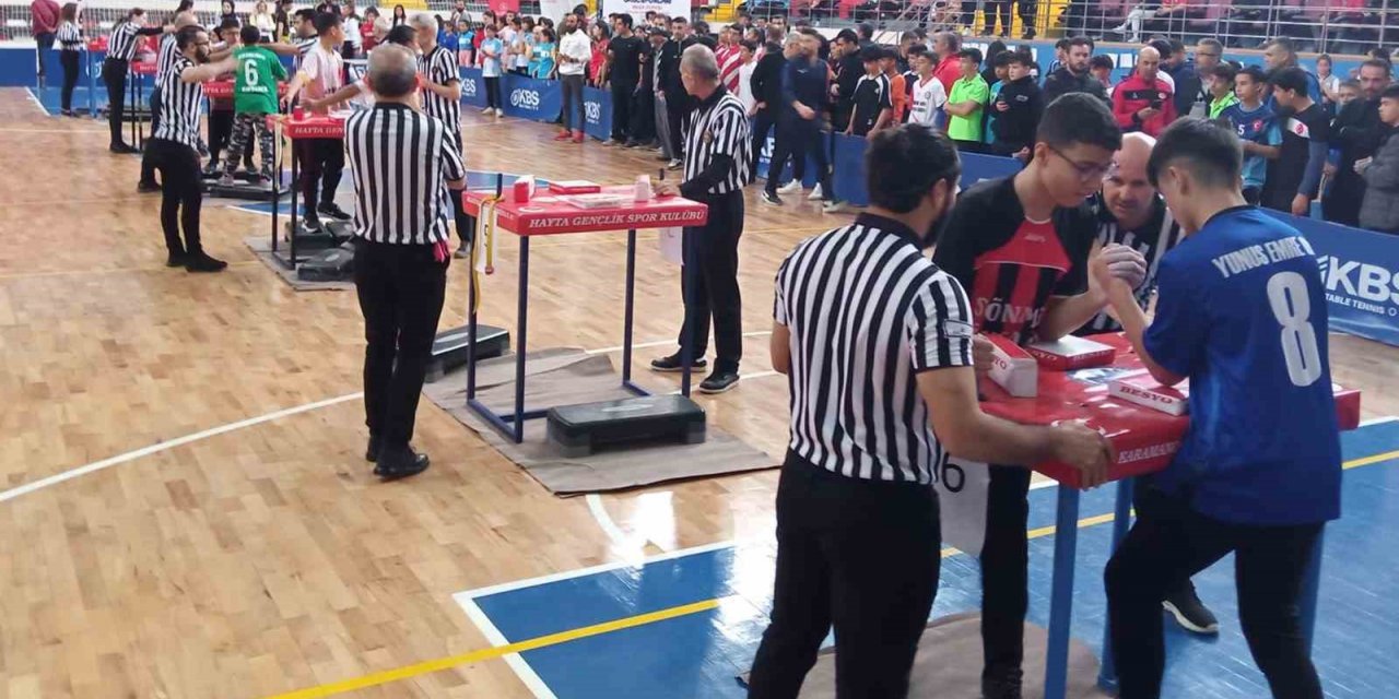Karaman’da okul sporları yıldızlar bilek güreşi grup müsabakaları başladı