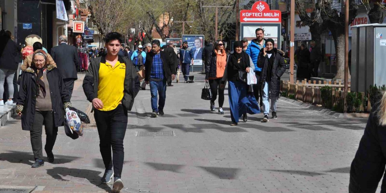 Sıcak havayı fırsat bilen vatandaşlar dışarıya akın etti