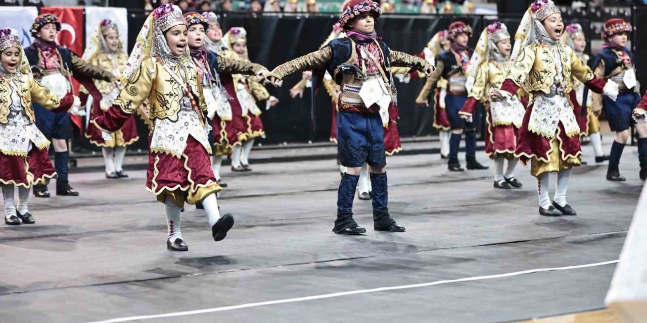 Okulların halk oyunları şöleni izleyenleri büyüledi