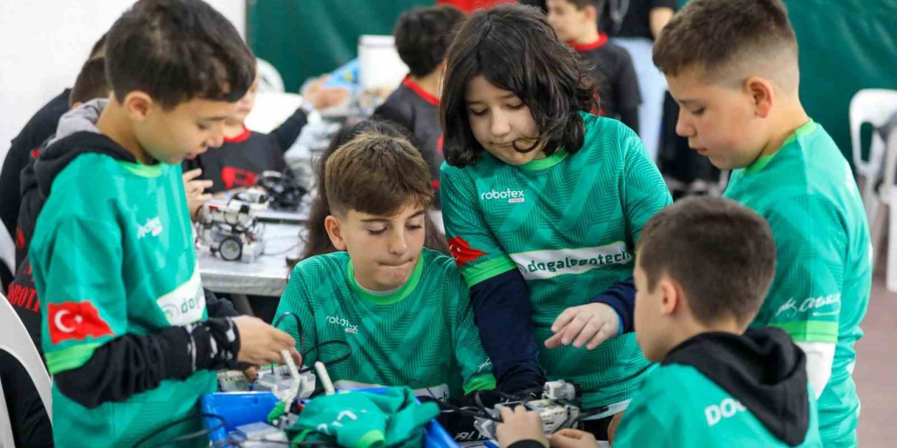 Buca’nın bilim üssü, Roboteks’te madalyaları topladı