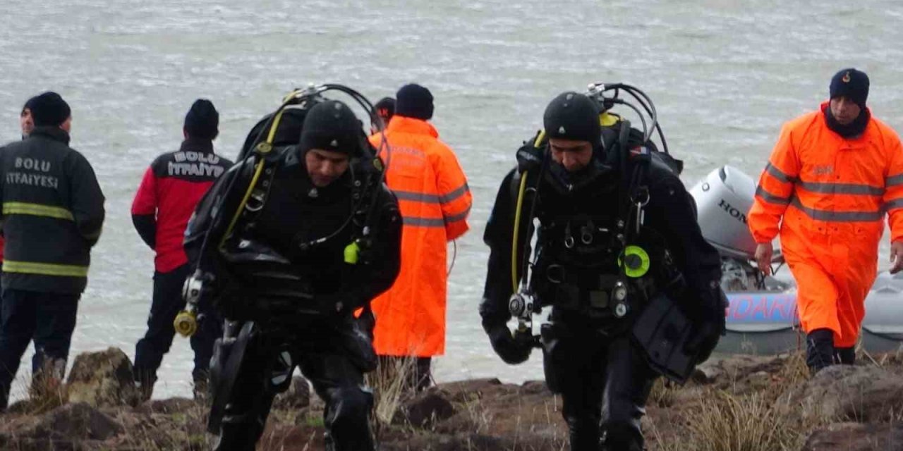 Alabora olan tekneden düşen iki çocuk babasını arama çalışmaları sürüyor