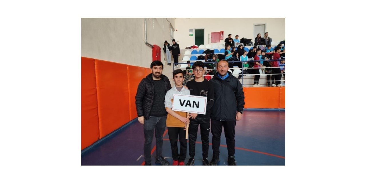 Özalplı öğrenci bilek güreşi birincisi oldu