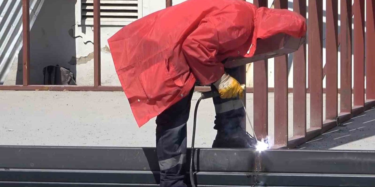 ’Dünyanın en saçma binası’nın yerine çelikten çarşı kuruluyor: Depremzede esnafın hizmetine sunulacak