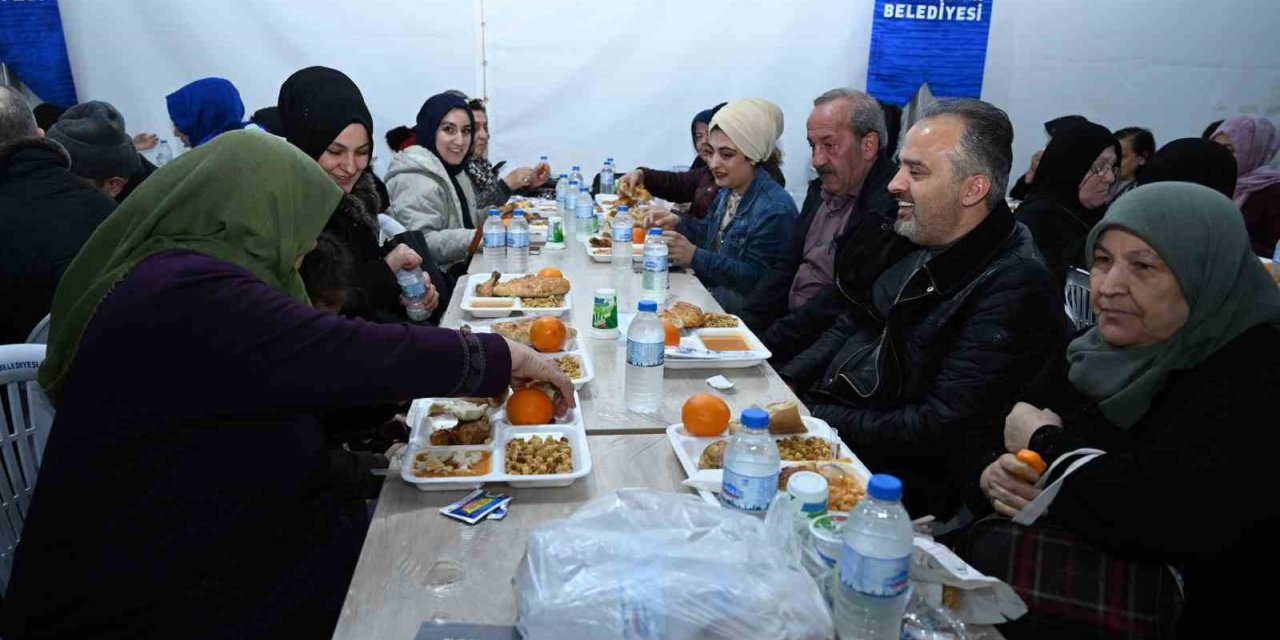 Başkan Aktaş, iftarını Emirsultan’daki vatandaşlarla açtı