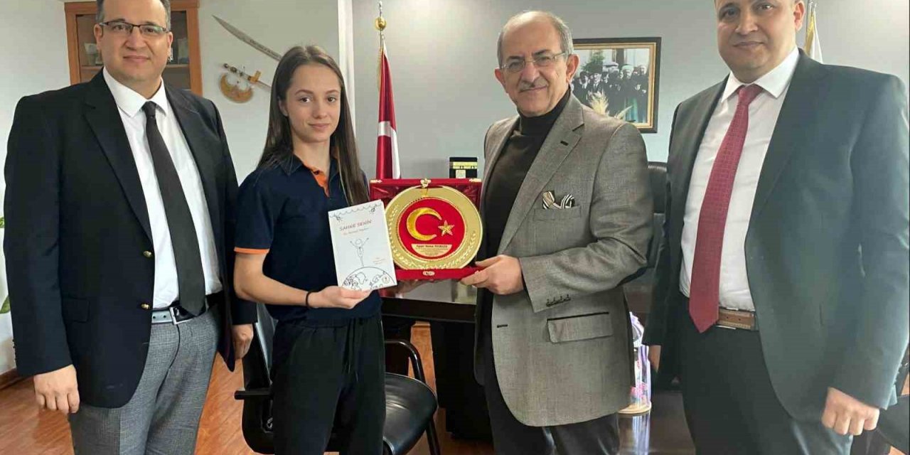 Kemal Tekden’den Avrupa Şampiyonu öğrencisine plaket