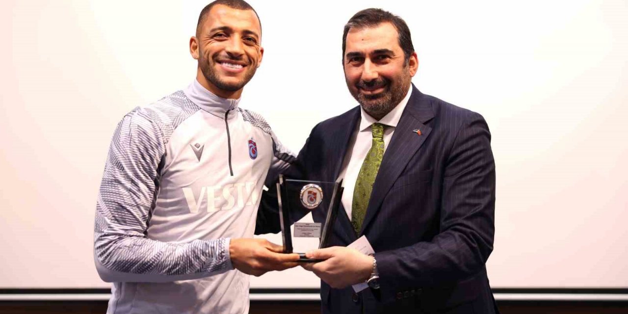 Trabzonspor’dan Vitor Hugo’ya teşekkür plaketi
