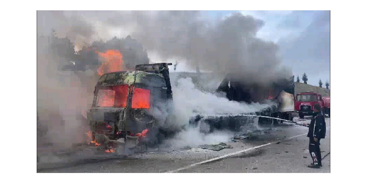 Seyir halindeki tır alev alev yandı