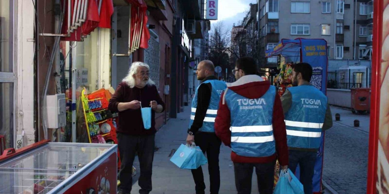 ‘İftara Beş Kala’ programında vatandaşlara hurma ve su ikram edildi