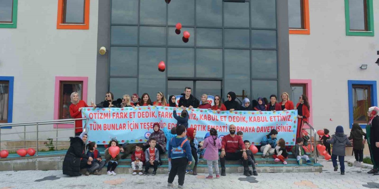 Kırmızı balonlarıyla farkındalık oluşturdular