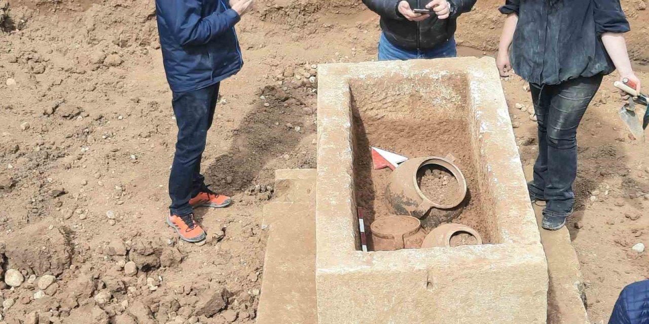 İnşaat temel kazısında bulunan Roma dönemine ait lahitin içinden 3 küp çıktı