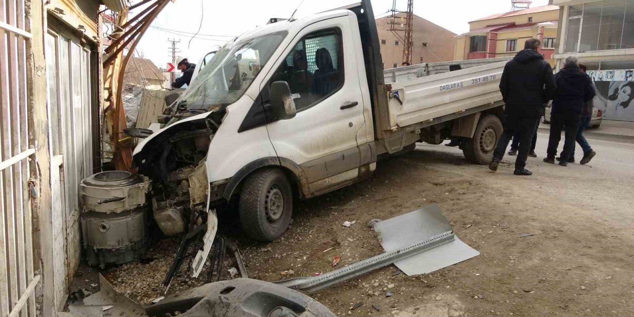 Kontrolden çıkan kamyonet elektrik direğine çarparak durdu