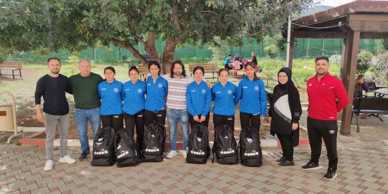 Başarılı güreşçilere malzeme desteği