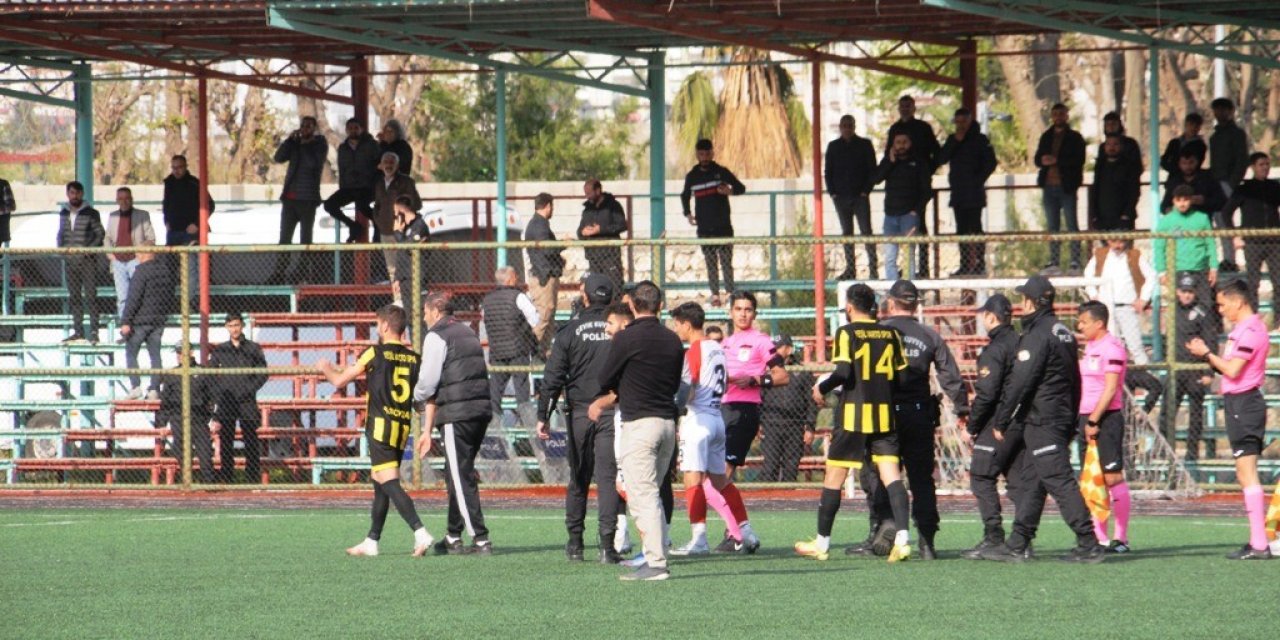 Teknik direktör, futbolcularına küfreden rakip kaleciyi saha içinde kovaladı