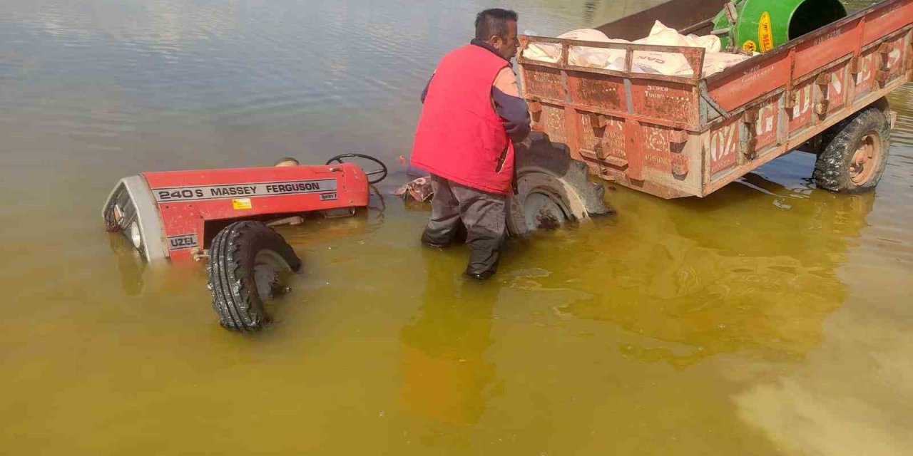 Çiftçi tarlasına gitmek için girdiği gölette mahsur kaldı
