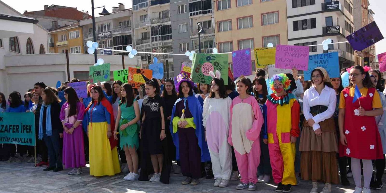 Bozüyük Çarşı Meydan’da Otizm Farkındalık Etkinliği düzenlendi