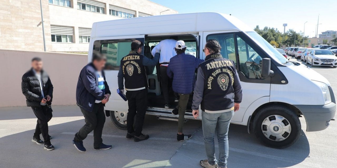 Antalya’da 45 ekip 112 personelle firari şahıslara eş zamanlı operasyon
