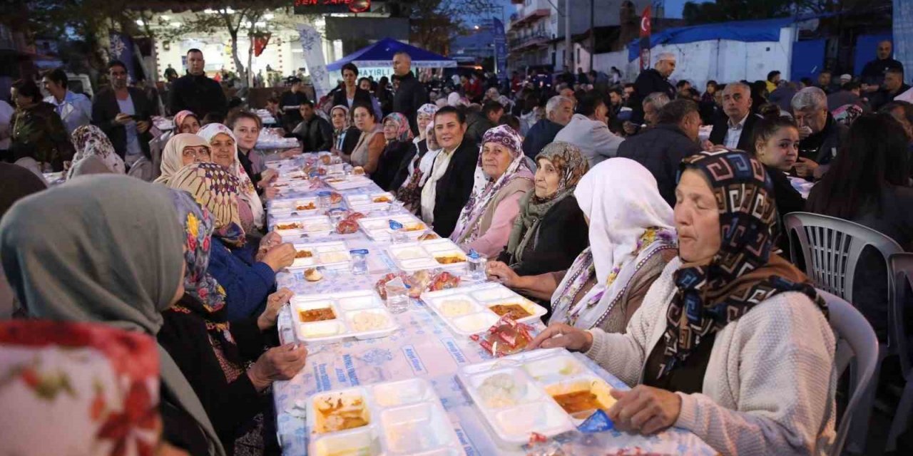 Binlerce Aydınlı Aydın Büyükşehir Belediyesi’nin iftar sofralarında buluşuyor