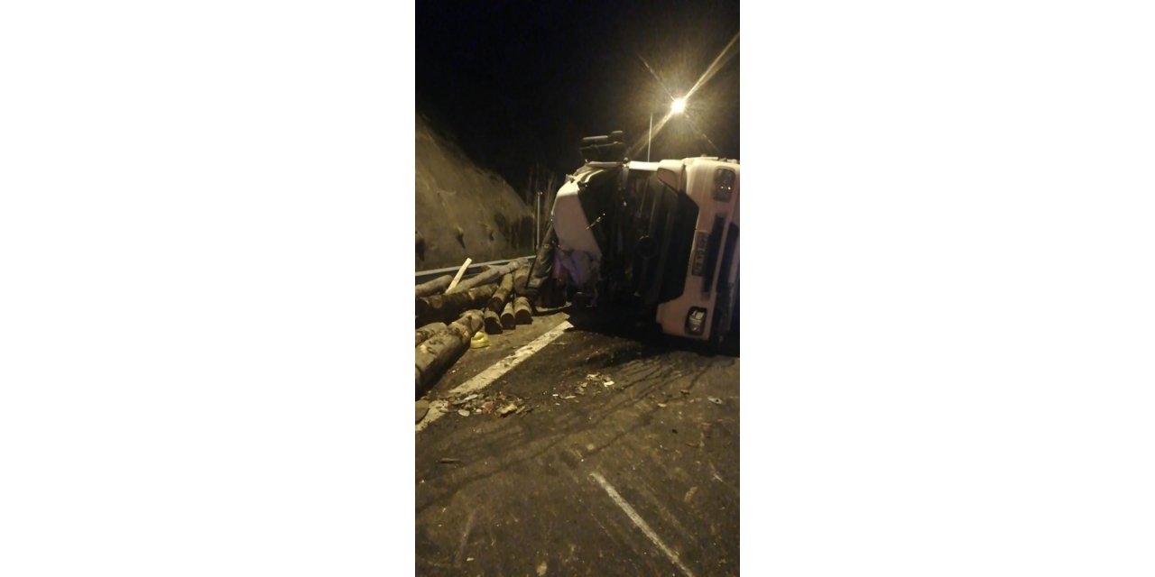 Bolu Dağı Tüneli’nde tomruk yüklü kamyon devrildi
