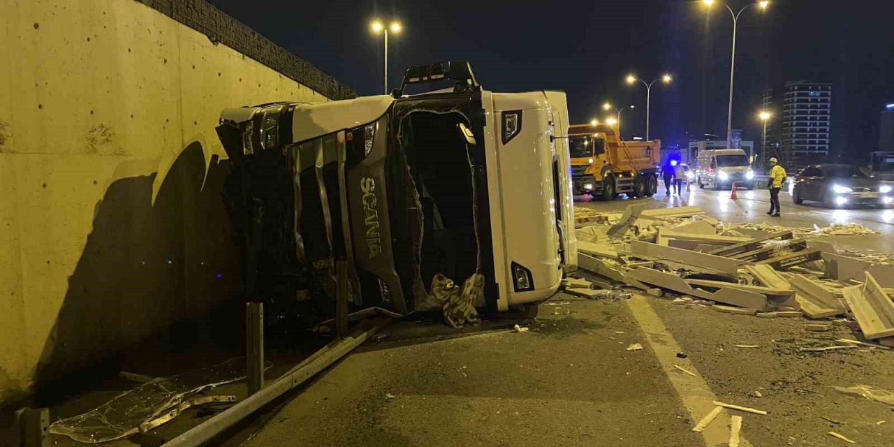 Maltepe’de kontrolden çıkan tır yol ayrımından D-100 kara yoluna düştü: 1 yaralı