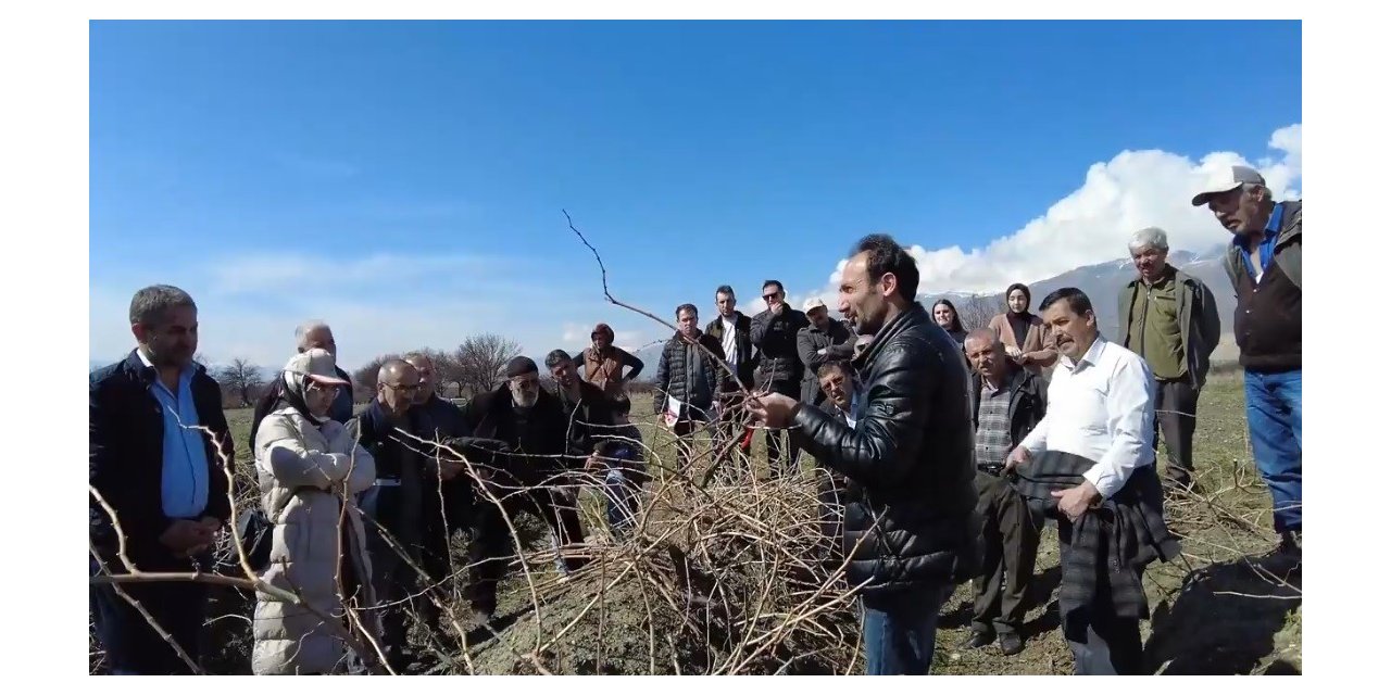 Erzincan’da çiftçilere tarla okulu eğitimi verildi