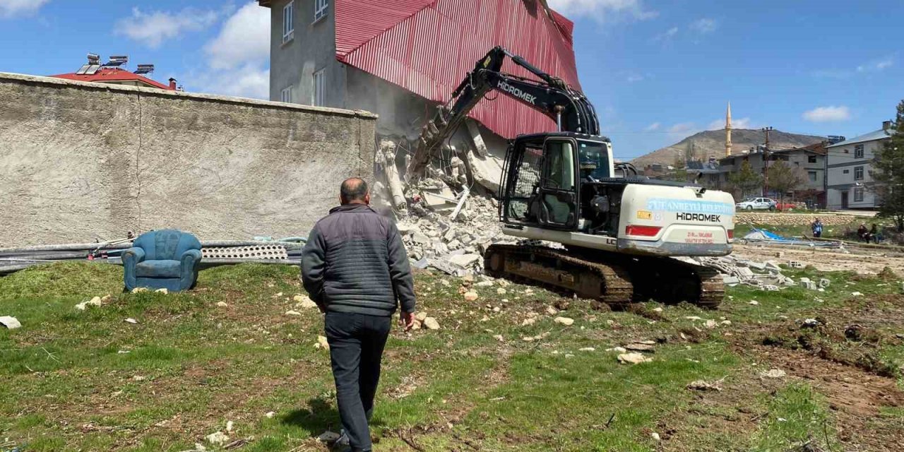 Depremde 1 kişinin öldüğü, 2 binanın yıkıldığı Tufanbeyli’de 79 bina hasarlı çıktı