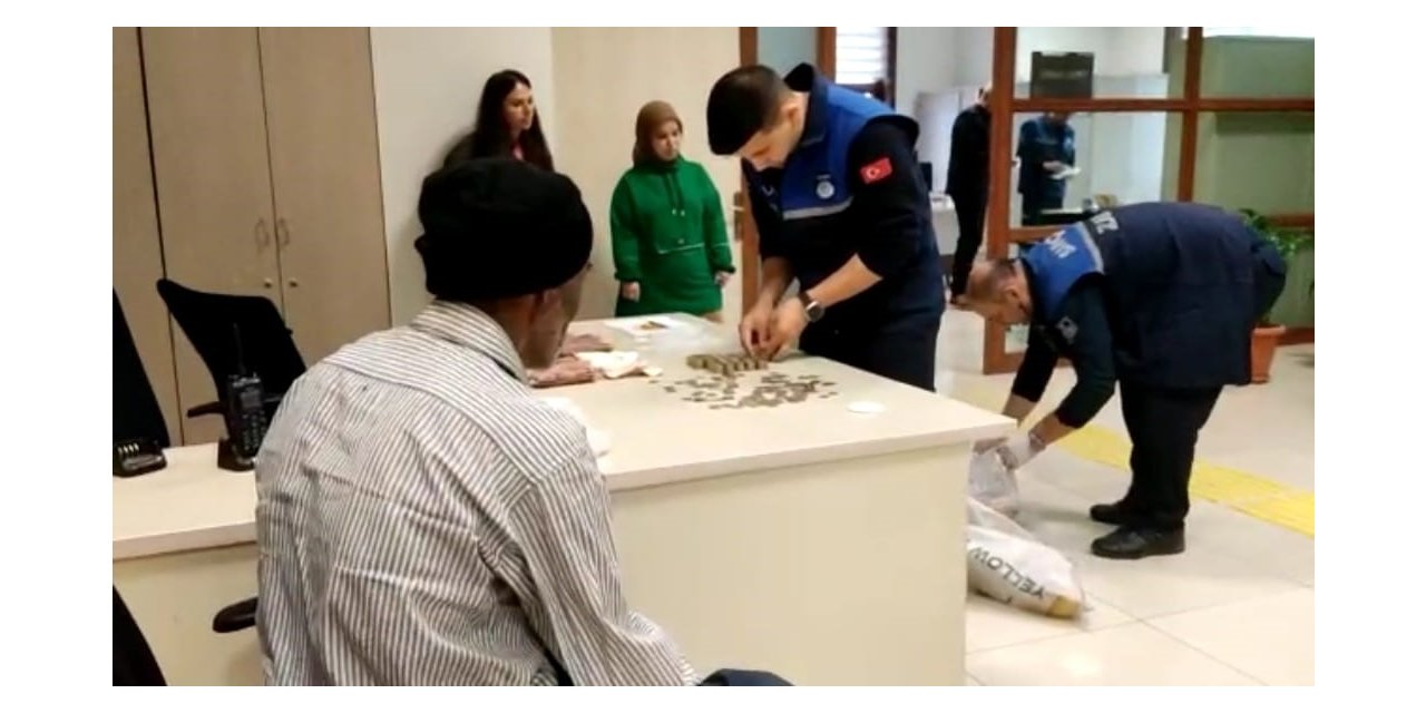 Dilencinin yarım günlük mesaisi: Üzerinden 2 bin 110 lira çıktı