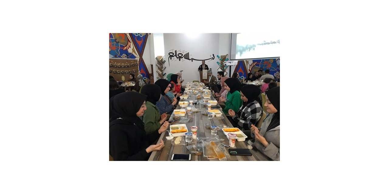 Liseli gençler iftarda buluştu