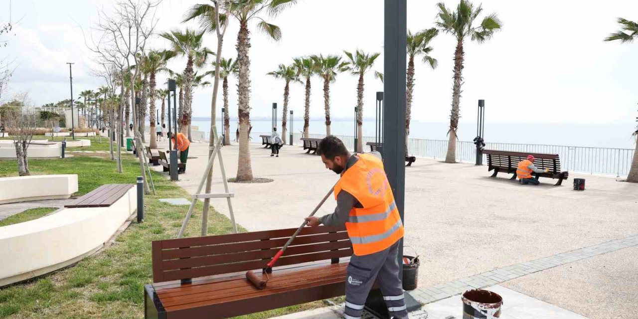 Konyaaltı Sahil Projesi’nde yaz sezonu hazırlığı başladı
