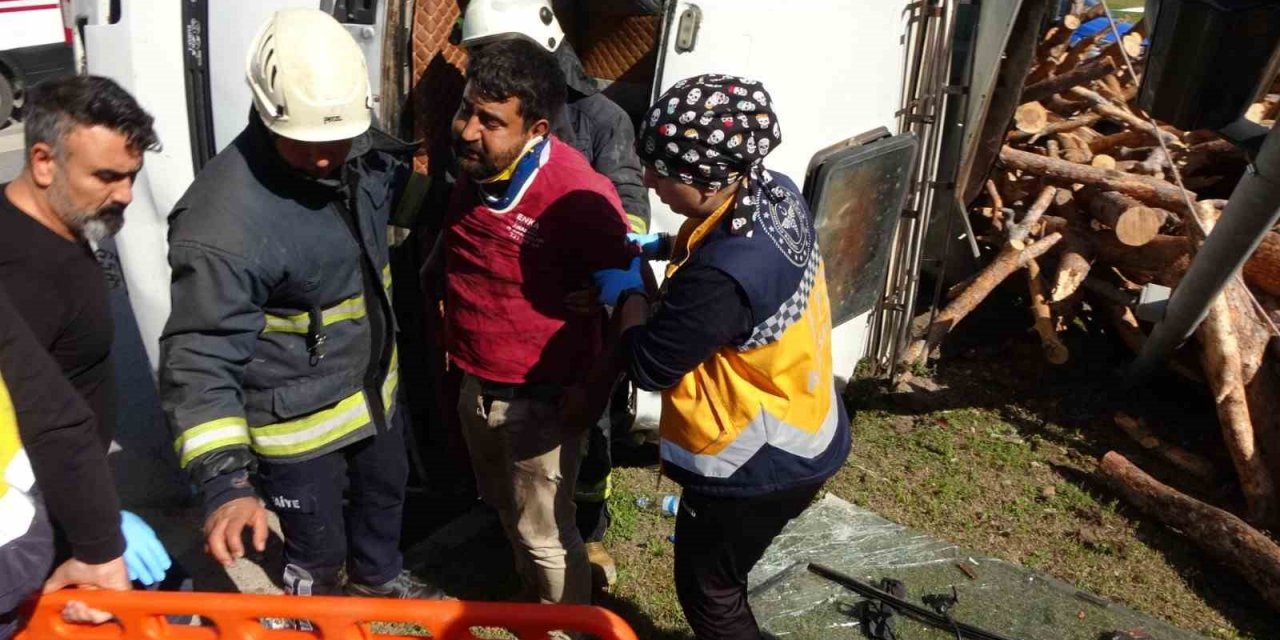 Antalya’da freni patlayan tomruk yüklü kamyon devrildi: 1 yaralı