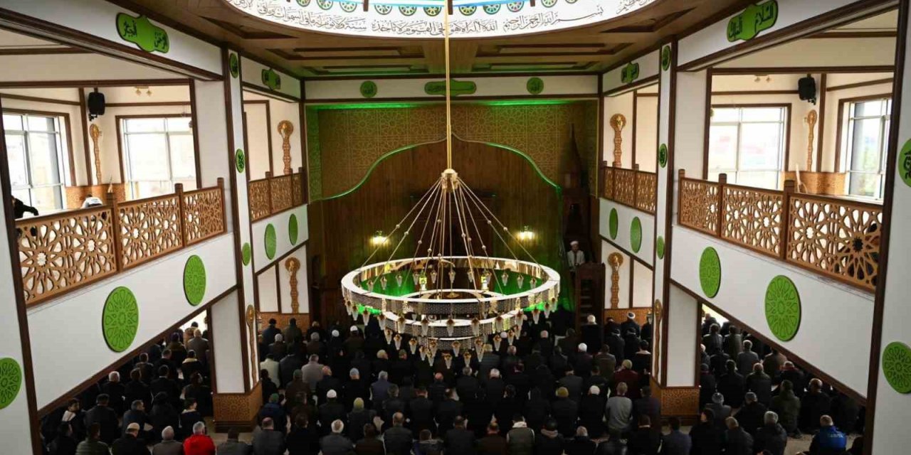 Selçuklu mimarisinden izler taşıyan cami ibadete açıldı