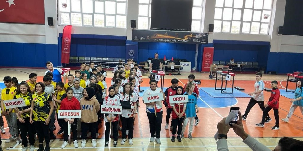 Karslı kız öğrenci bilek güreşinde şampiyon oldu