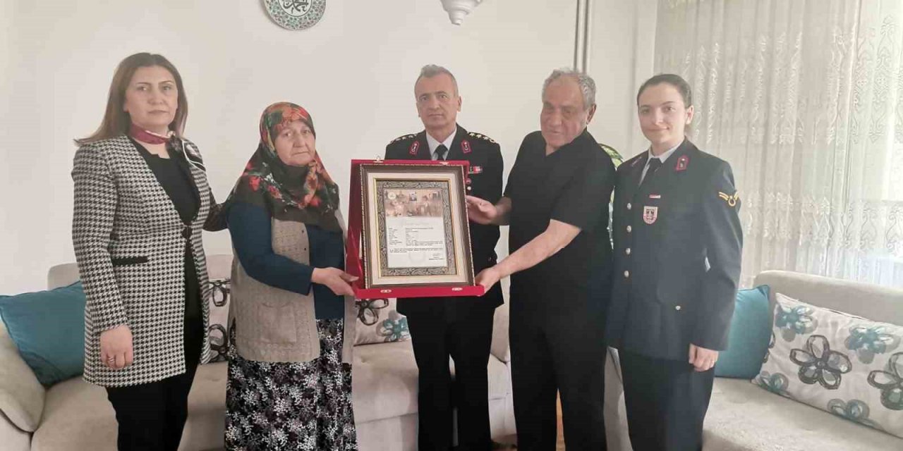 Şehidin ailesine Şehadet Belgesi ve Hizmet Anısı Şilti verildi