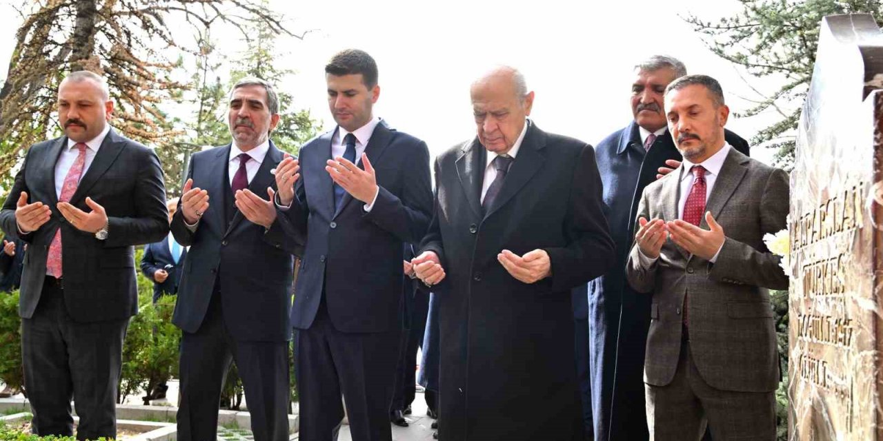 MHP lideri Bahçeli, Alparslan Türkeş’in kabrini ziyaret etti