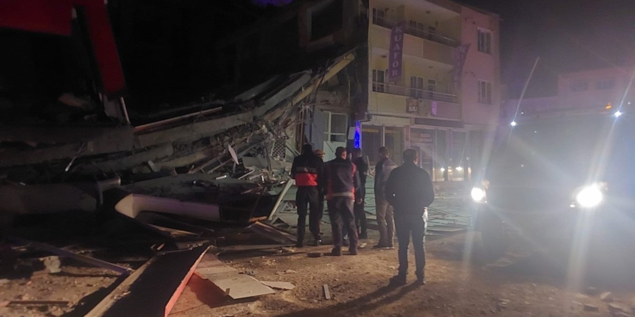 Gölbaşı ilçesinde ağır hasarlı 4 katlı bina çöktü