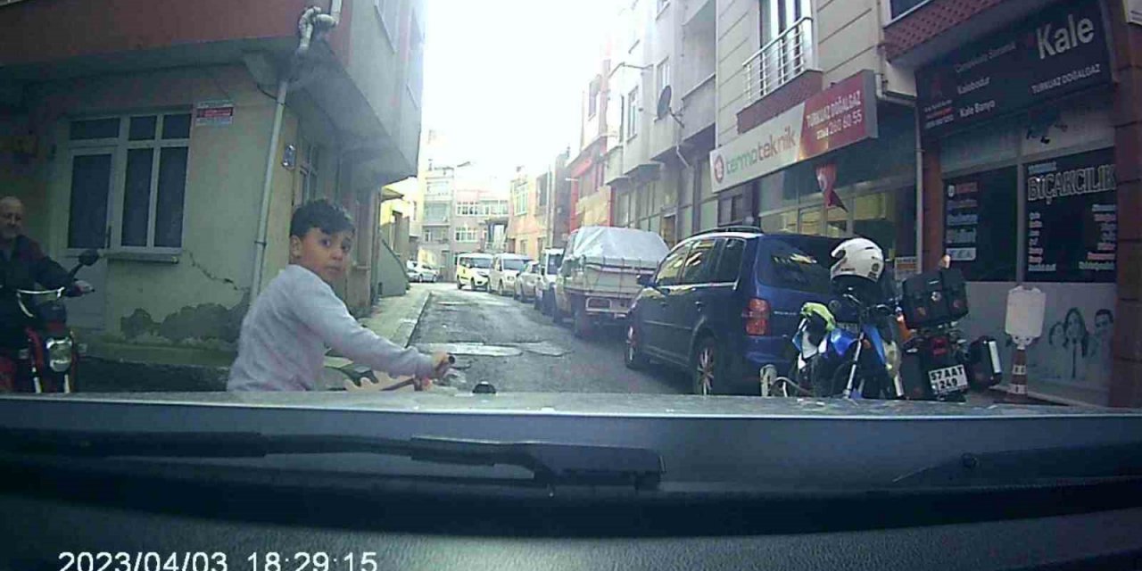 Bisikletli çocuk aracın altında kalmaktan son anda kurtuldu